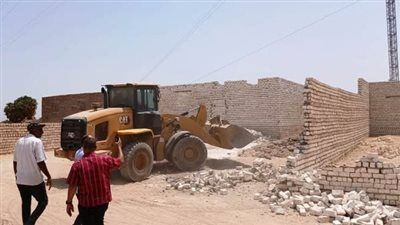 محافظ أسوان يتابع جهود إزالة 25 حالة تعدي بقرى كوم أمبو - الخليج الان