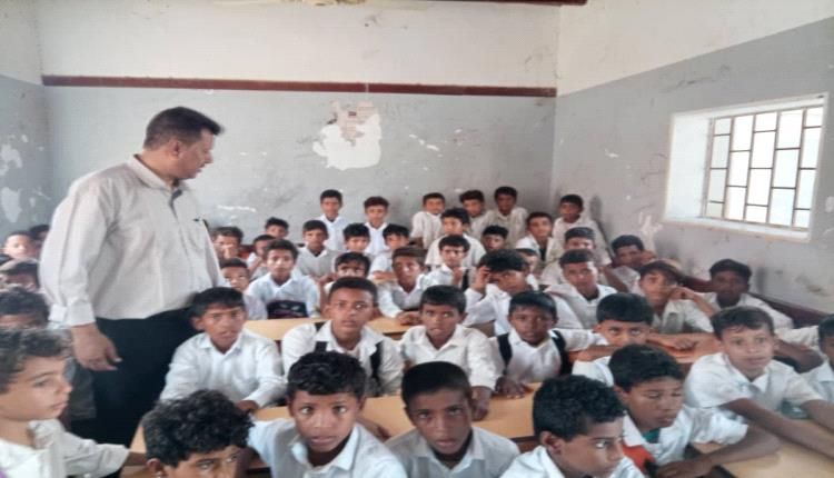 بتمويل من مركز الملك سلمان توزيع حقائب مدرسية وملابس لطلاب وطالبات بشبوة