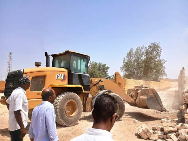 محافظ أسوان يتابع جهود إزالة 25 حالة تعدي بقرى كوم أمبو - الخليج الان