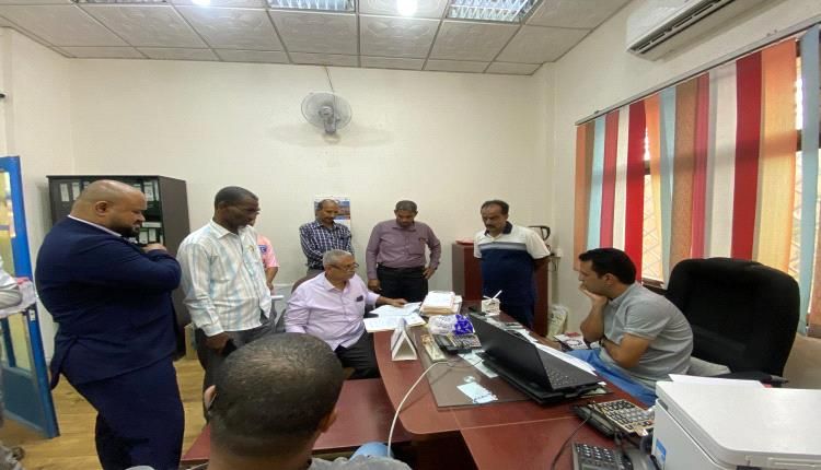 مدير عام خورمكسر ورئيس اللجنة القضائية ينفذان نزولًا ميدانيًا إلى مدارس المديرية للتأكد من التزامها بقرار تخفيض الرسوم الدراسية