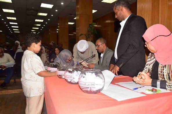 محافظة الأقصر تفتح باب رزق لـ70 أسرة بقرعة علنية لخطوط السير بعد توقف 16 عامًا - الخليج الان