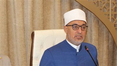 ما حكم تقبيل يد الوالدين والعلماء والصالحين؟.. المفتي يجيب - الخليج الان