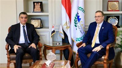 رئيس "التنظيم والإدارة" يسلم رئيس "الشراء الموحد" الهيكل التنظيمي الجديد للهيئة بعد تطويره - الخليج الان