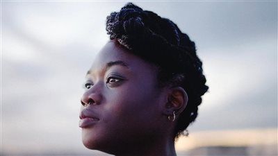 ثلاث جوائز لفيلم سماء بلا أرض بمهرجان الفيلم الفرانكوفوني في أنغوليم.. تفاصيل - الخليج الان