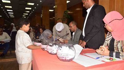 محافظة الأقصر تفتح باب رزق لـ70 أسرة بقرعة علنية لخطوط السير بعد توقف 16 عامًا - الخليج الان