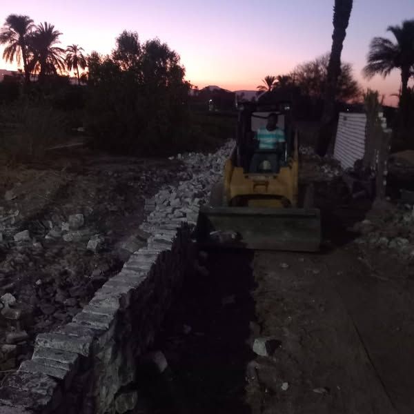 إزالة سور في المهد وإستكمال ترميم البلدورات بطريق الحزام الأخضر بحي شمال بمدينة الأقصر - الخليج الان