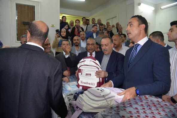 محافظ أسيوط يفتتح معرضًا للمستلزمات المدرسية المخفضة بنادي "الواي" ويدعو لتوسيع المبادرات المجتمعية - الخليج الان