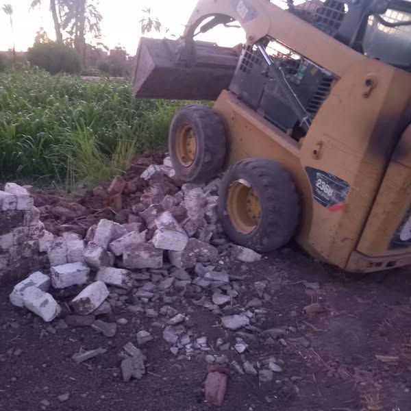 إزالة سور في المهد وإستكمال ترميم البلدورات بطريق الحزام الأخضر بحي شمال بمدينة الأقصر - الخليج الان