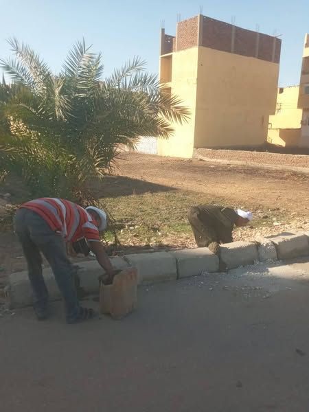 إزالة سور في المهد وإستكمال ترميم البلدورات بطريق الحزام الأخضر بحي شمال بمدينة الأقصر - الخليج الان