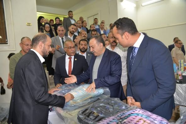 محافظ أسيوط يفتتح معرضًا للمستلزمات المدرسية المخفضة بنادي "الواي" ويدعو لتوسيع المبادرات المجتمعية - الخليج الان