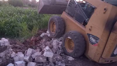 إزالة سور في المهد وإستكمال ترميم البلدورات بطريق الحزام الأخضر بحي شمال بمدينة الأقصر - الخليج الان