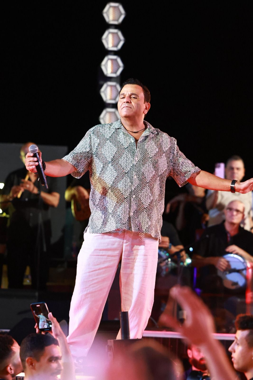 محمد فؤاد يشعل الساحل الشمالي بحفل جماهيري ضخم|صور - الخليج الان