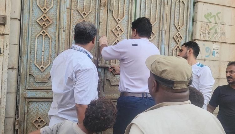 مكتب الأشغال بالمنصورة يضبط "بوترة وصنفرة" منتهية الصلاحية داخل صوالين!