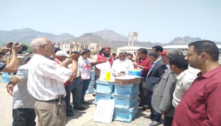 توزيع عدد من خلايا النحل لمربي النحل بمحافظة الضالع