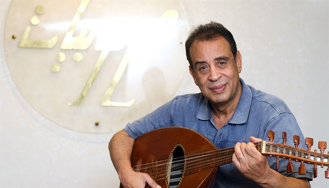 صلاح الشرنوبي يتذكر ابنه المتوفي باكيا: جاتله سخنية فاجأة وكان لسة جاي من العمرة - الخليج الان