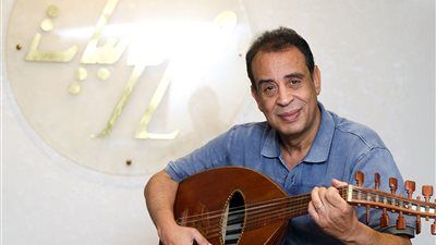 صلاح الشرنوبي يتذكر ابنه المتوفي باكيا: جاتله سخنية فاجأة وكان لسة جاي من العمرة - الخليج الان