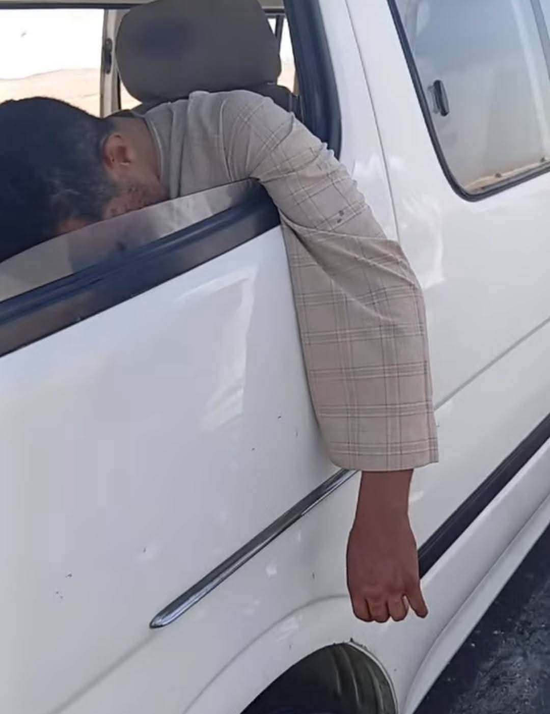 غيبوبة أم إغماء؟.. فيديو متداول لسائق لا يتجاوب في منتصف الطريق بالفيوم يثير الرعب - الخليج الان
