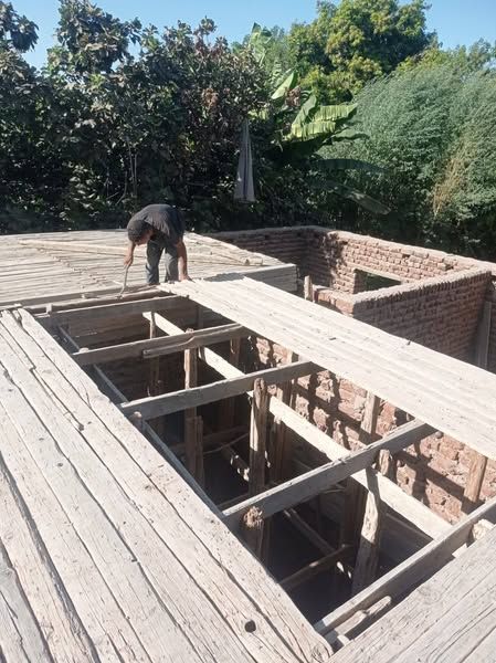 إيقاف أعمال حالتي تعدي بالبناء على الأراضي الزراعية بمدينة أرمنت - الخليج الان