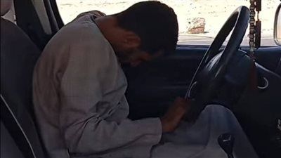 غيبوبة أم إغماء؟.. فيديو متداول لسائق لا يتجاوب في منتصف الطريق بالفيوم يثير الرعب - الخليج الان