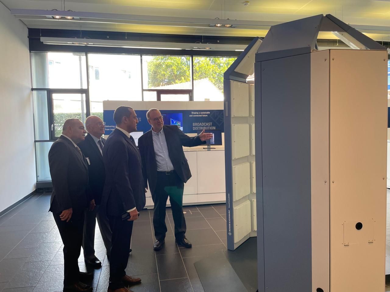 في زيارة رسمية لوفد من القابضة للمطارات والشركة الوطنية لخدمات الملاحة.. بحث التعاون مع شركة Rohde & Schwarz الألمانية في حلول الاتصالات والملاحة الجوية - الخليج الان