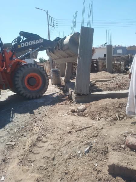 إيقاف أعمال حالتي تعدي بالبناء على الأراضي الزراعية بمدينة أرمنت - الخليج الان