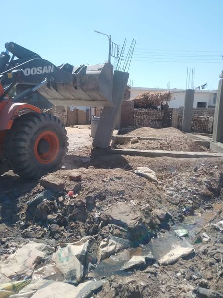 إيقاف أعمال حالتي تعدي بالبناء على الأراضي الزراعية بمدينة أرمنت - الخليج الان