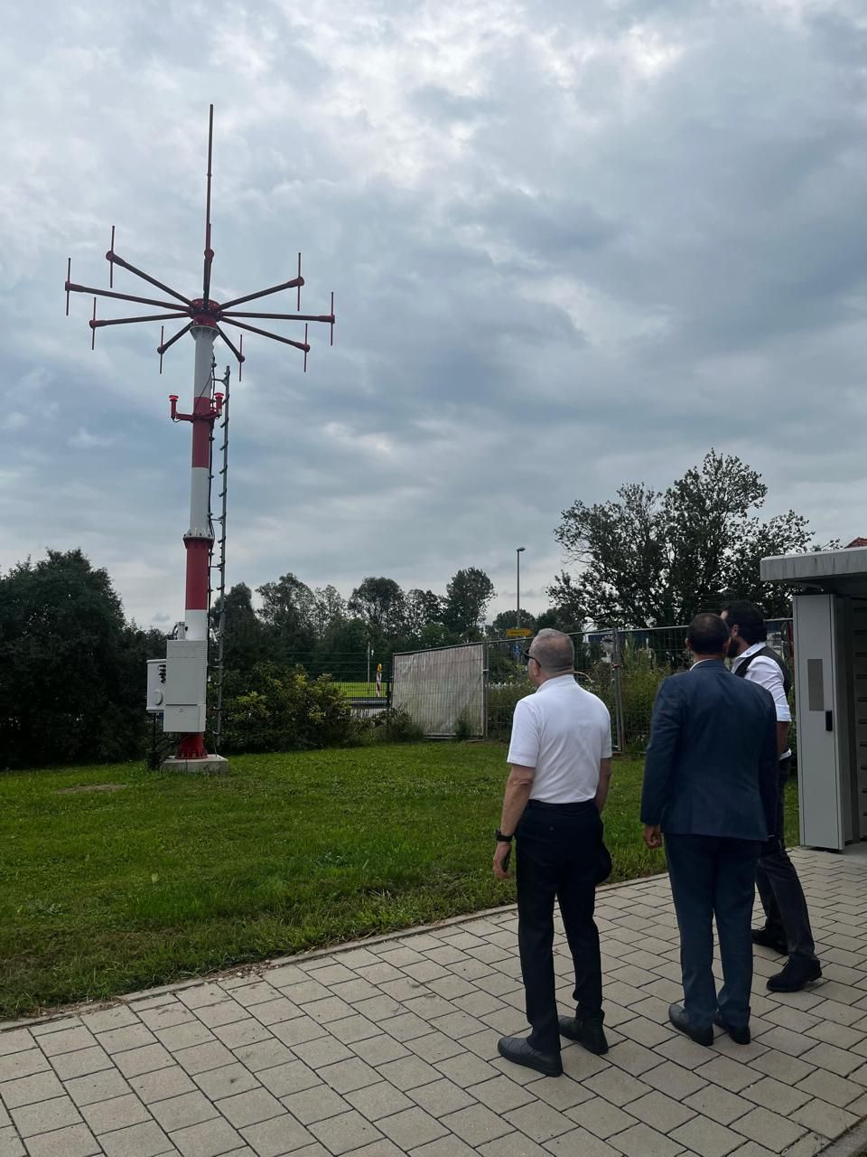 في زيارة رسمية لوفد من القابضة للمطارات والشركة الوطنية لخدمات الملاحة.. بحث التعاون مع شركة Rohde & Schwarz الألمانية في حلول الاتصالات والملاحة الجوية - الخليج الان