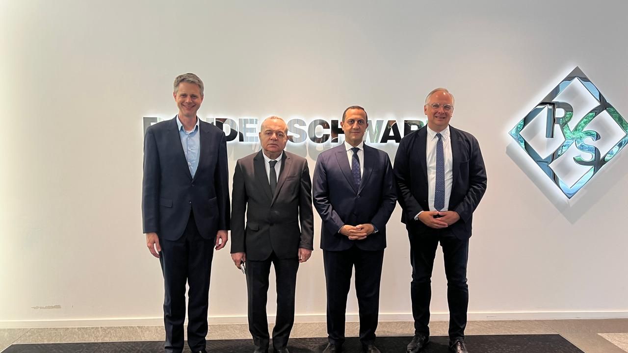 في زيارة رسمية لوفد من القابضة للمطارات والشركة الوطنية لخدمات الملاحة.. بحث التعاون مع شركة Rohde & Schwarz الألمانية في حلول الاتصالات والملاحة الجوية - الخليج الان