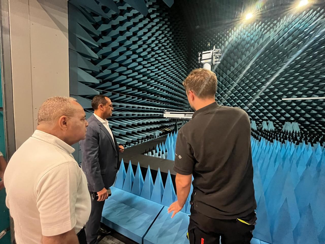 في زيارة رسمية لوفد من القابضة للمطارات والشركة الوطنية لخدمات الملاحة.. بحث التعاون مع شركة Rohde & Schwarz الألمانية في حلول الاتصالات والملاحة الجوية - الخليج الان