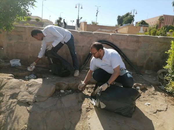 حملة لتنظيف شاطئ نهر النيل بمدينة الأقصر احتفالا باليوم العالمي الدولي لنقاوة الهواء من أجل سماء زرقاء - الخليج الان