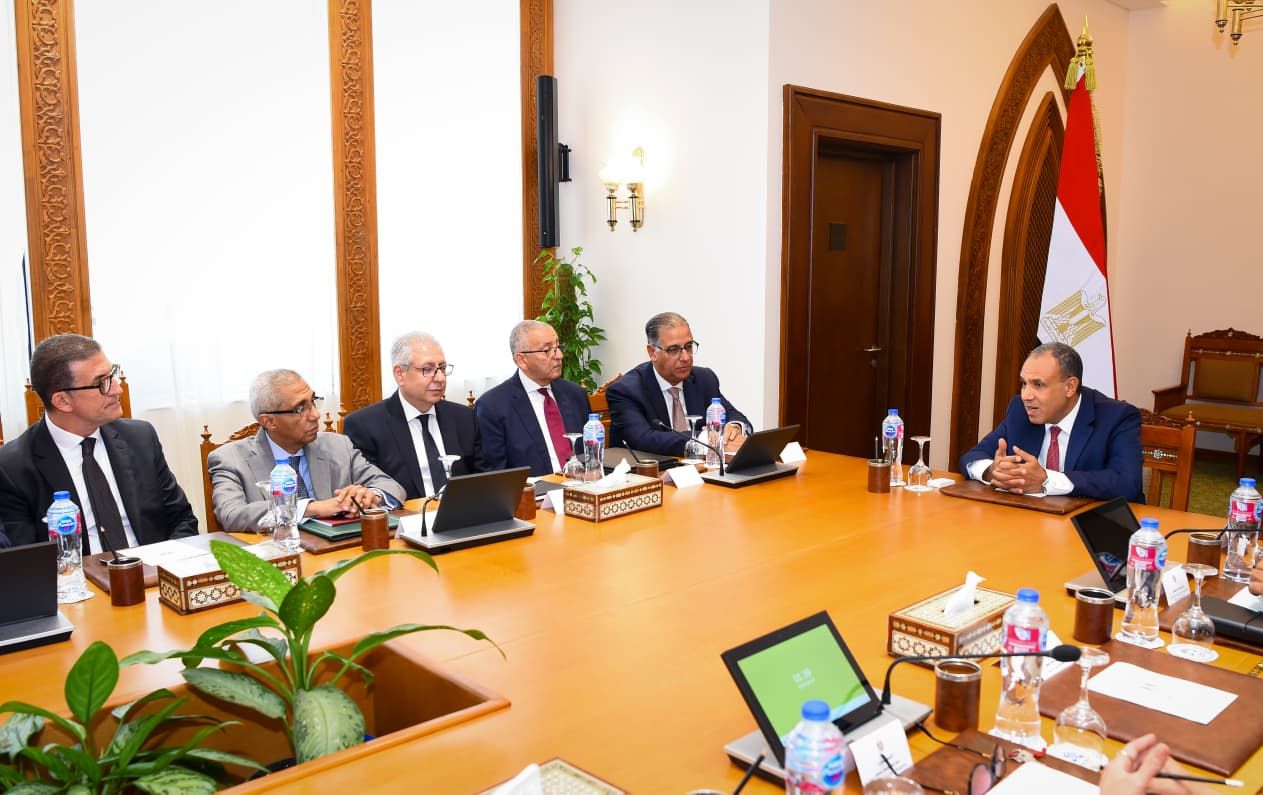 وزير الخارجية يجتمع مع قيادات الوزارة لمتابعة تطوير العمل والأداء المؤسسي|صور - الخليج الان