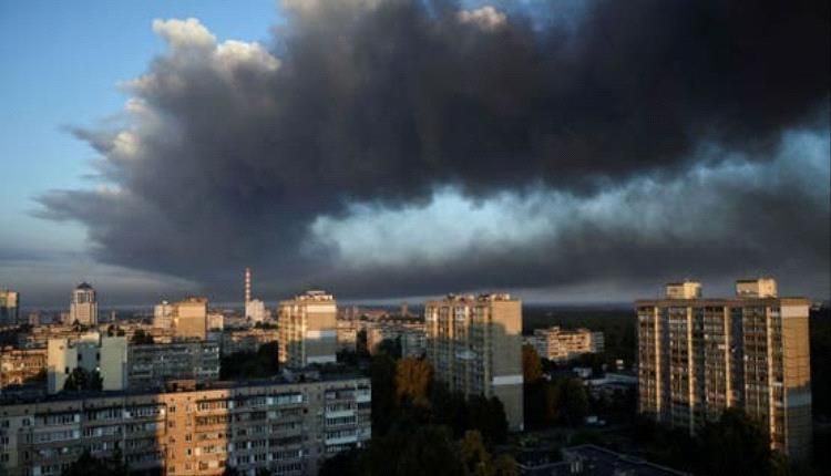 هجوم روسي "كبير" على كييف.. وتصاعد دخان من سطح مبنى حكومي