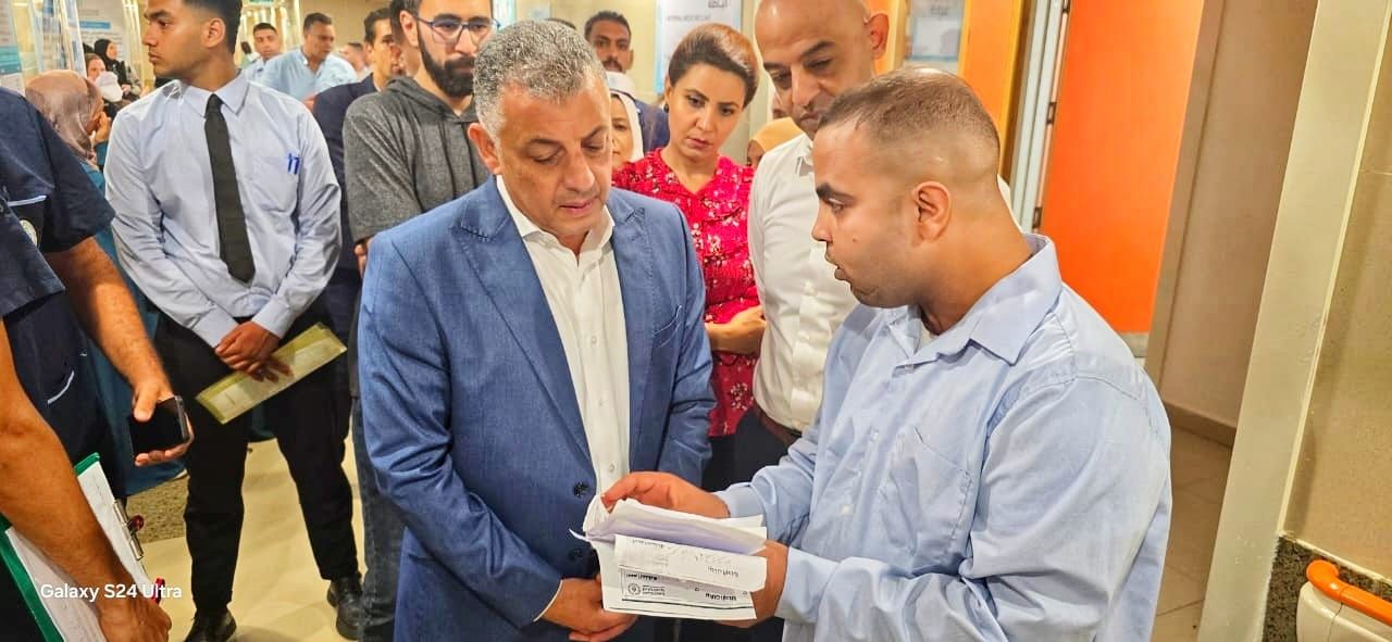 محافظ الإسماعيلية يتابع الخدمات الطبية بالمجمع الطبي والاستماع لطلبات المواطنين - الخليج الان