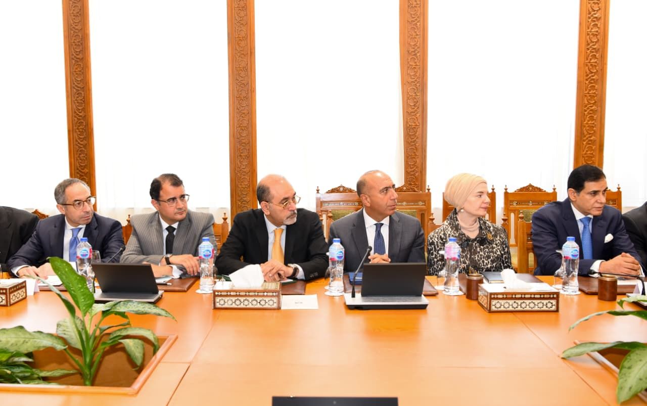 وزير الخارجية يجتمع مع قيادات الوزارة لمتابعة تطوير العمل والأداء المؤسسي|صور - الخليج الان