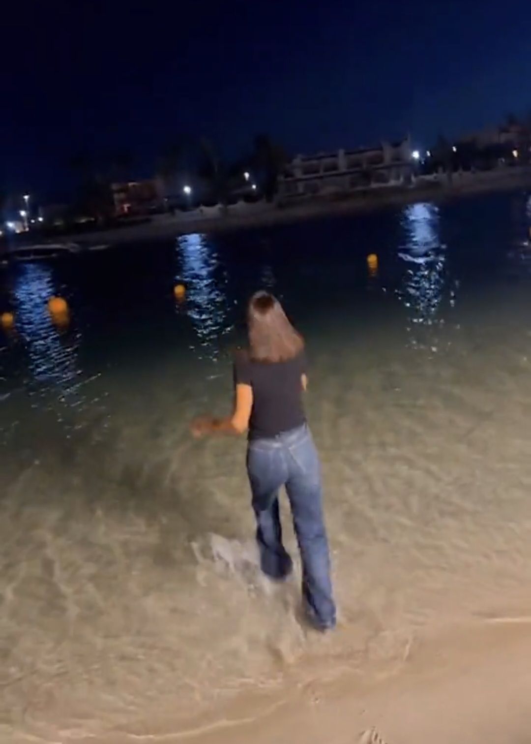 للتخلص من الطاقة السلبية.. بسمة وهبة تنزل البحر بملابسها أثناء خسوف القمر - الخليج الان