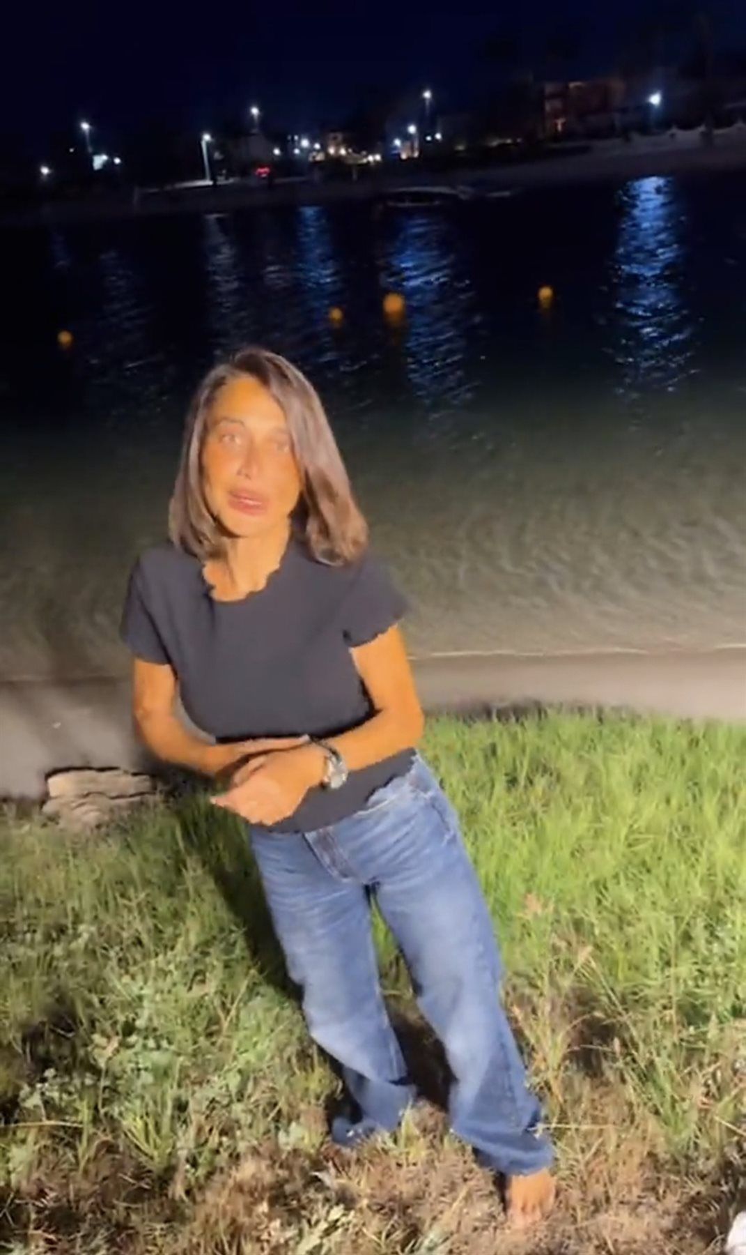 للتخلص من الطاقة السلبية.. بسمة وهبة تنزل البحر بملابسها أثناء خسوف القمر - الخليج الان