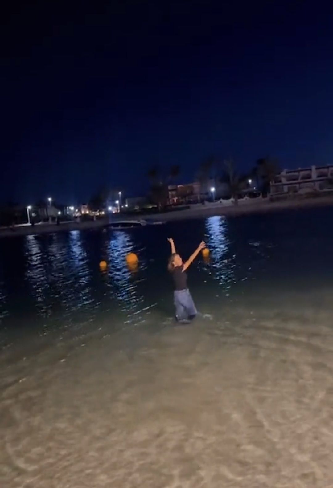 للتخلص من الطاقة السلبية.. بسمة وهبة تنزل البحر بملابسها أثناء خسوف القمر - الخليج الان