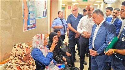 محافظ الإسماعيلية يتابع الخدمات الطبية بالمجمع الطبي والاستماع لطلبات المواطنين - الخليج الان