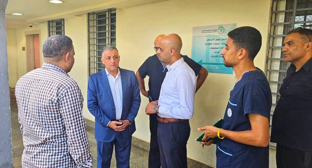 محافظ الإسماعيلية يتابع الخدمات الطبية بالمجمع الطبي والاستماع لطلبات المواطنين - الخليج الان