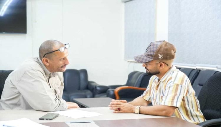 مدير صيرة يناقش مع مدير مؤسسة المياه بعدن وضع إمدادات المياه في المديرية