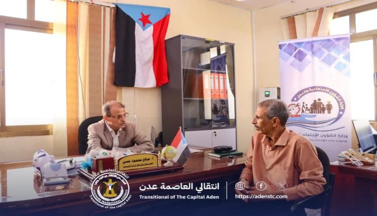 إدارة الشؤون الجماهيرية بانتقالي العاصمة عدن ومكتب وزارة الشؤون الاجتماعية يبحثان آليات تعزيز العمل المجتمعي