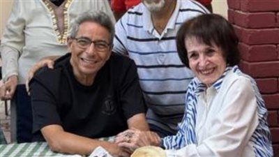 بعد غياب.. ظهور نادر للفنانة سميرة أحمد مع الإعلامي محمود سعد - الخليج الان