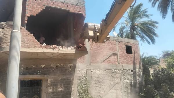 محافظ أسيوط: إزالة 35 حالة تعدي بـ7 مراكز وحي شرق وغرب ضمن المرحلة الثانية من الموجة 27 للإزالات - الخليج الان