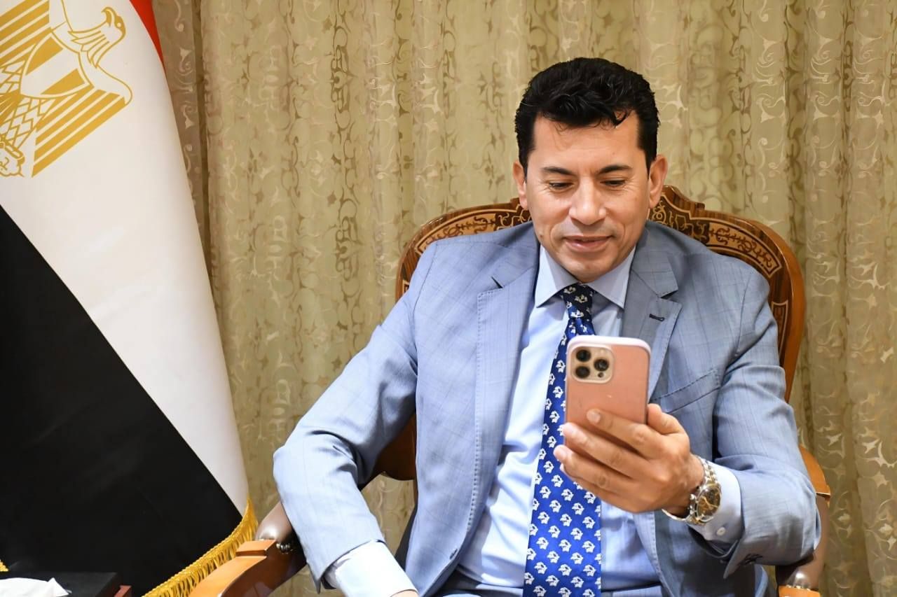 وزير الرياضة يجري اتصال بالسفير المصري ببوركينا فاسو للأطمئنان علي بعثة المنتخب المصري - الخليج الان