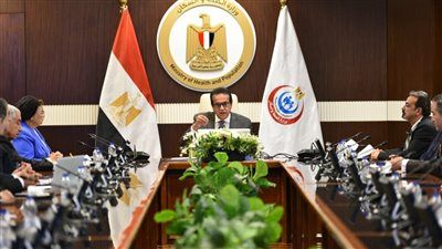 وزير الصحة يبحث مع غرفة مقدمي خدمات الرعاية الصحية بالقطاع الخاص ضوابط الحالات الطارئة والولادات القيصرية - الخليج الان