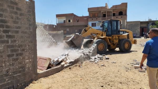 محافظ أسيوط: إزالة 35 حالة تعدي بـ7 مراكز وحي شرق وغرب ضمن المرحلة الثانية من الموجة 27 للإزالات - الخليج الان