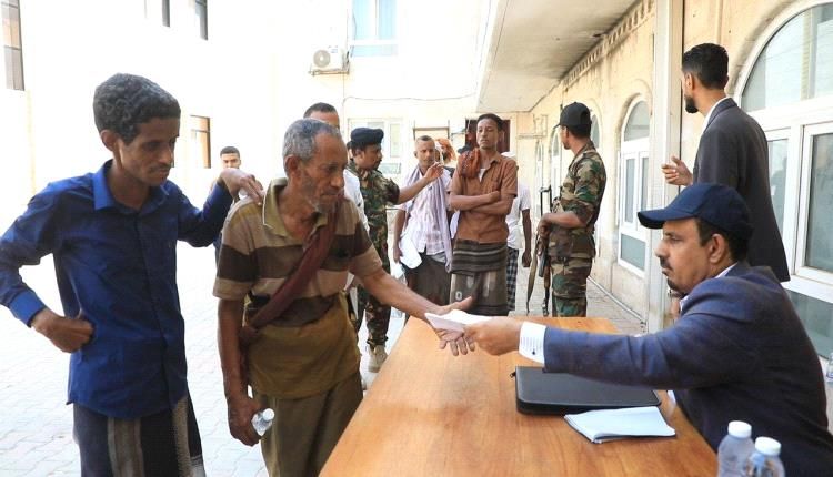 محافظ حضرموت يستقبل المواطنين ويطلع على احتياجاتهم