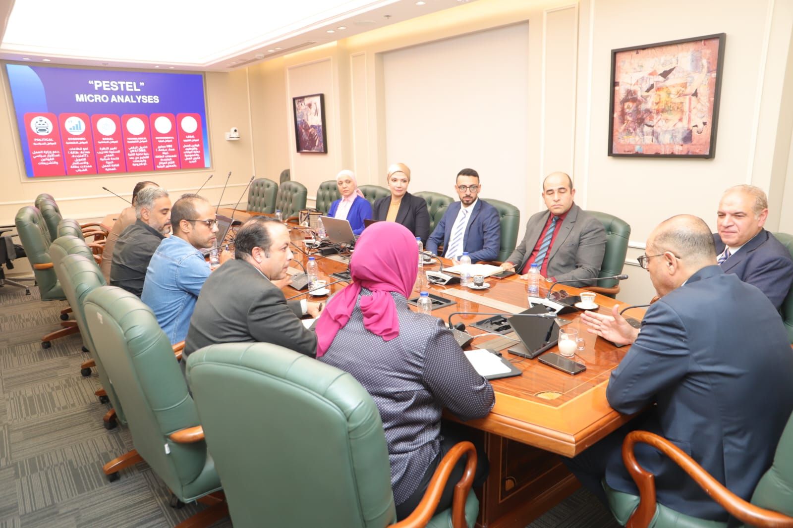 وزير العمل يلتقي وفدًا من شركة " ابدأ إديو " لتأهيل الشباب على احتياجات سوق العمل - الخليج الان