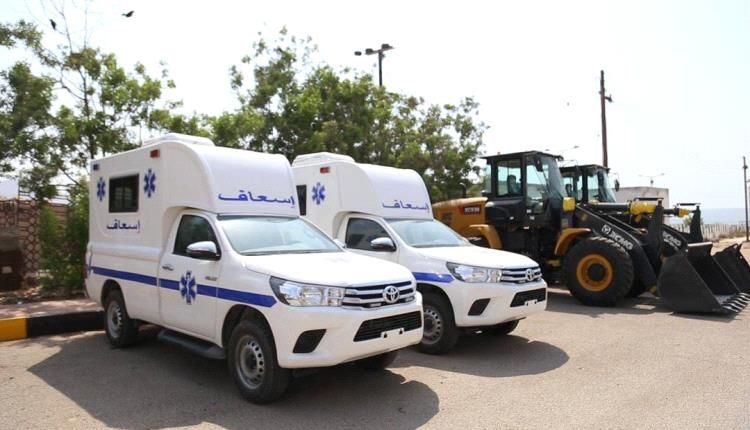 السلطة المحلية بحضرموت تمنح مكاتب الصحة والطرق بالساحل والوادي عدد من الآليات الجديدة