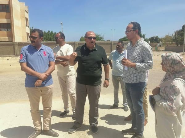 رئيس مدينة مرسى علم يتفقد محيط المدارس لتحديد مواقع المطبات الصناعية حفاظا على سلامة الطلاب - الخليج الان